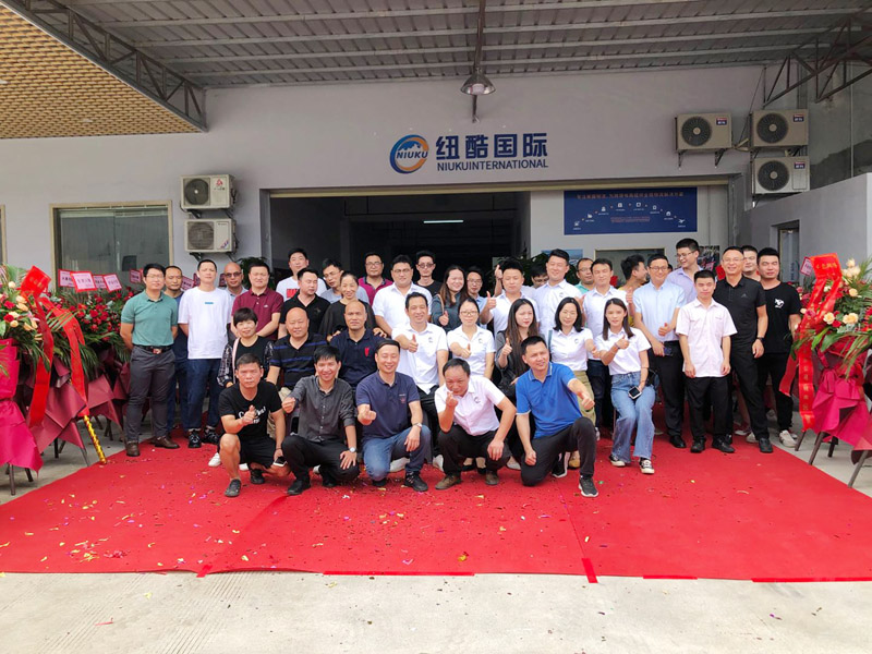 紐酷國(guó)際和各界嘉賓、朋友合影留念