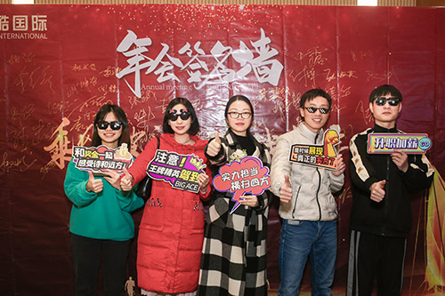 彭總和我們市場部的合影