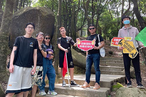 各隊(duì)斗志昂揚(yáng)的從山腳向山頂進(jìn)發(fā)