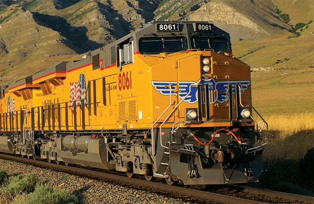 美西的鐵路7月18日起運(yùn)輸暫停對芝加哥、亞特蘭大等拆柜?？ㄇ涝斐捎绊? /> 
</div>
<br />
同時，鐵路暫停運(yùn)輸對芝加哥、亞特蘭大等拆柜?？ㄇ涝斐捎绊憽Ｂ?lián)合太平洋表示:“我們正與遠(yuǎn)洋運(yùn)輸公司密切合作，在可能的情況下開展合作，以改善供應(yīng)鏈的健康狀況?！?br />
<br />
美國進(jìn)口水平保持強(qiáng)勁，環(huán)太平洋船司也一直在努力解決西海岸港口的擁堵問題。在此提醒：大家合理計劃出貨，提前通知安排訂艙，近期和美國有貿(mào)易往來的賣家們，實(shí)時關(guān)注物流情況。<br />                        </div>
                    </div>
                    <div   id=