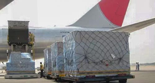 航班到美國機場后，一個工作日拆板提貨，一個工作日派送入倉