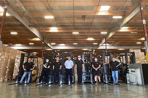 海外倉設備齊全，自有卡車車隊，大中小卡車20多輛。滿足各種訂單卡派需求