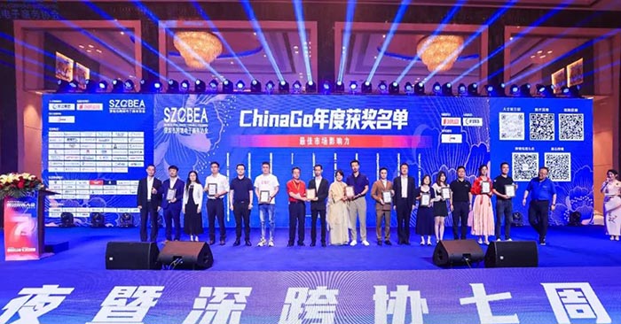 紐酷國際商務主管彭祖飛（右1）上臺領(lǐng)獎