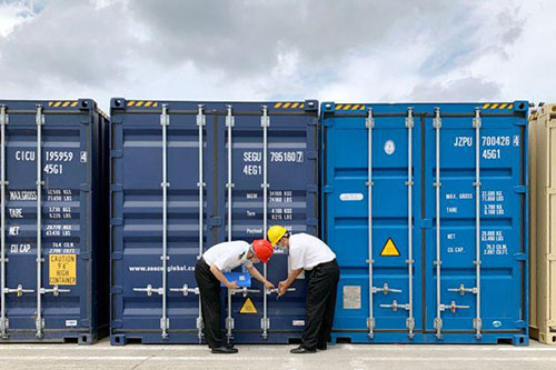 預(yù)定布控是通過(guò)風(fēng)險(xiǎn)分析把高風(fēng)險(xiǎn)貨物和企業(yè)列為查驗(yàn)?zāi)繕?biāo)