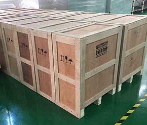 超大件產(chǎn)品入倉后必須要驗(yàn)貨，要求出口材質(zhì)夾板，膠合板，三合板等包裝，帶合頁帶卡腳，卡腳帶包邊，木箱需打合頁。否則可能產(chǎn)生額外費(fèi)用